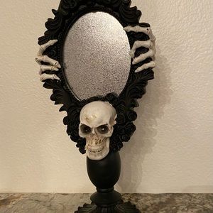 White Skull Blk Mirror HalloweenTable Decor